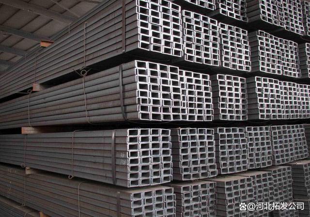 鍍鋅槽鋼是一種常見的金屬產品,主要用于建筑工程,橋梁,公路,汽車制造